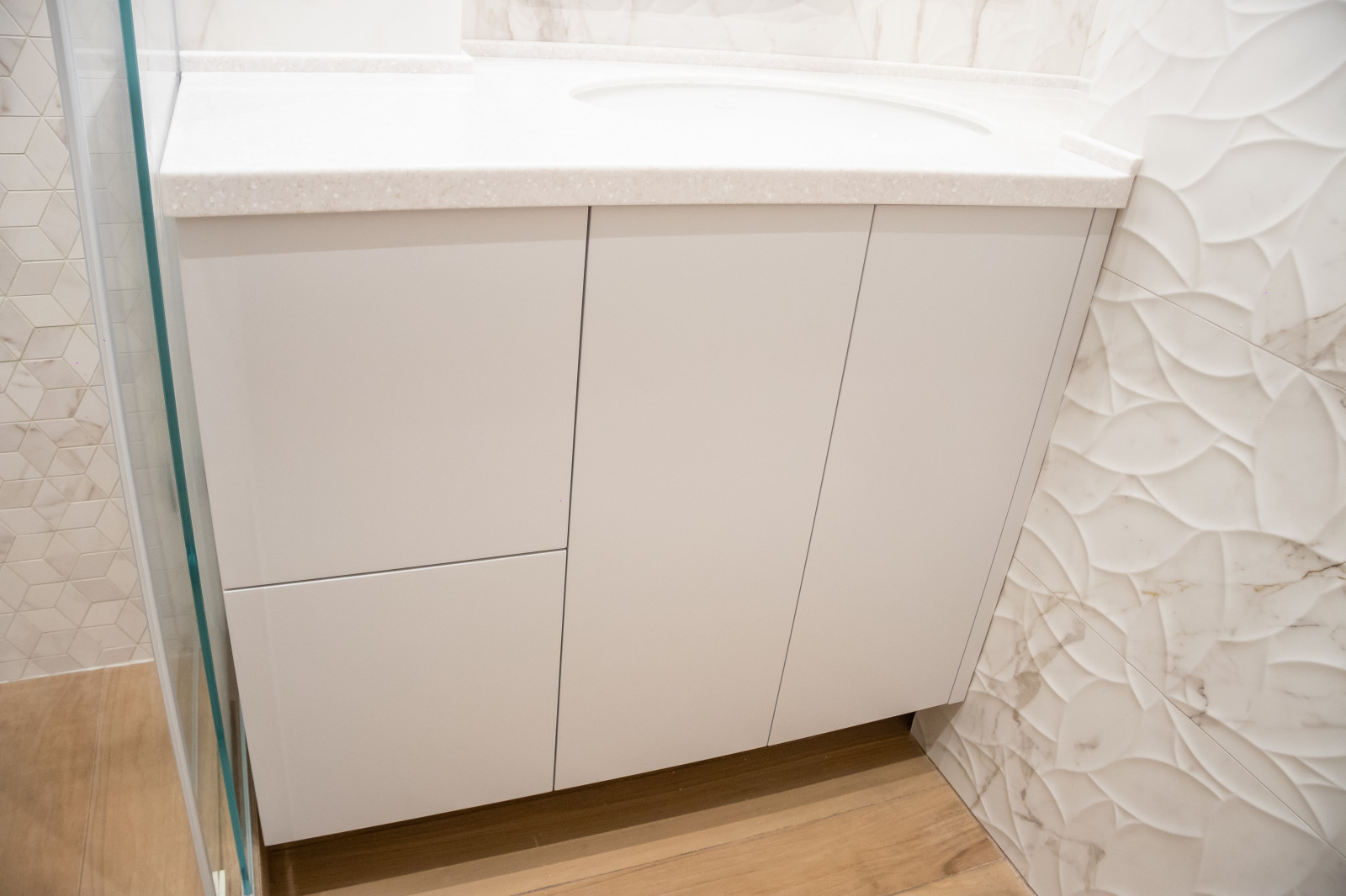 Многоугольная тумба под раковину ванную комнату