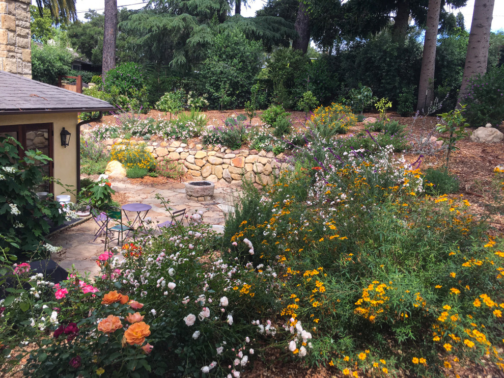 サンタバーバラにあるシャビーシック調のおしゃれな裏庭 (ゼリスケープ、擁壁、天然石敷き) の写真