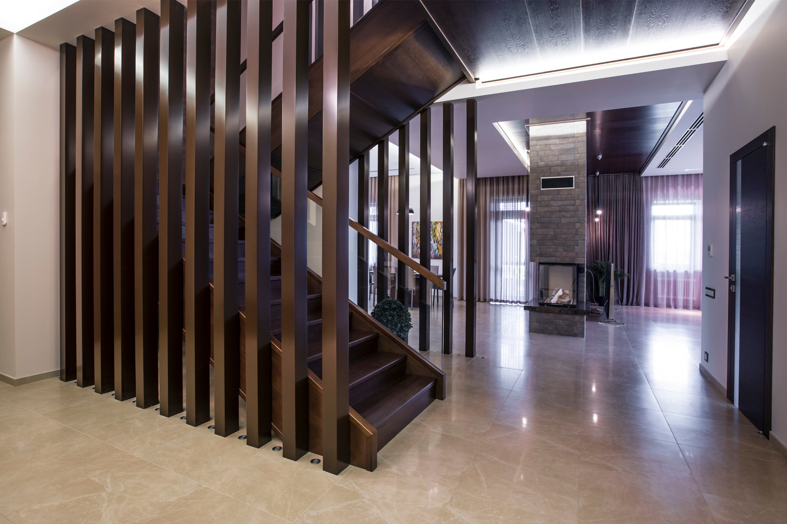 Дом с камином в бежевой гамме