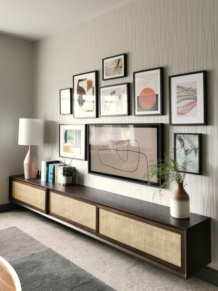 Пример оригинального дизайна: изолированная гостиная комната среднего размера в скандинавском стиле с серыми стенами, ковровым покрытием, телевизором на стене, бежевым полом и обоями на стенах без камина