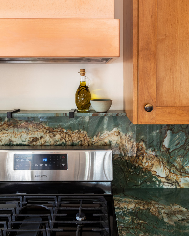 ポートランドにある高級な中くらいなエクレクティックスタイルのおしゃれなキッチン (アンダーカウンターシンク、シェーカースタイル扉のキャビネット、中間色木目調キャビネット、珪岩カウンター、緑のキッチンパネル、シルバーの調理設備、磁器タイルの床、アイランドなし、オレンジの床、緑のキッチンカウンター、石スラブのキッチンパネル) の写真