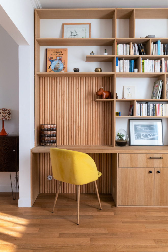 This is an example of a medium sized contemporary home office in Paris.