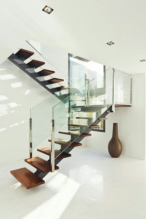 FLOATING STAIRCASE