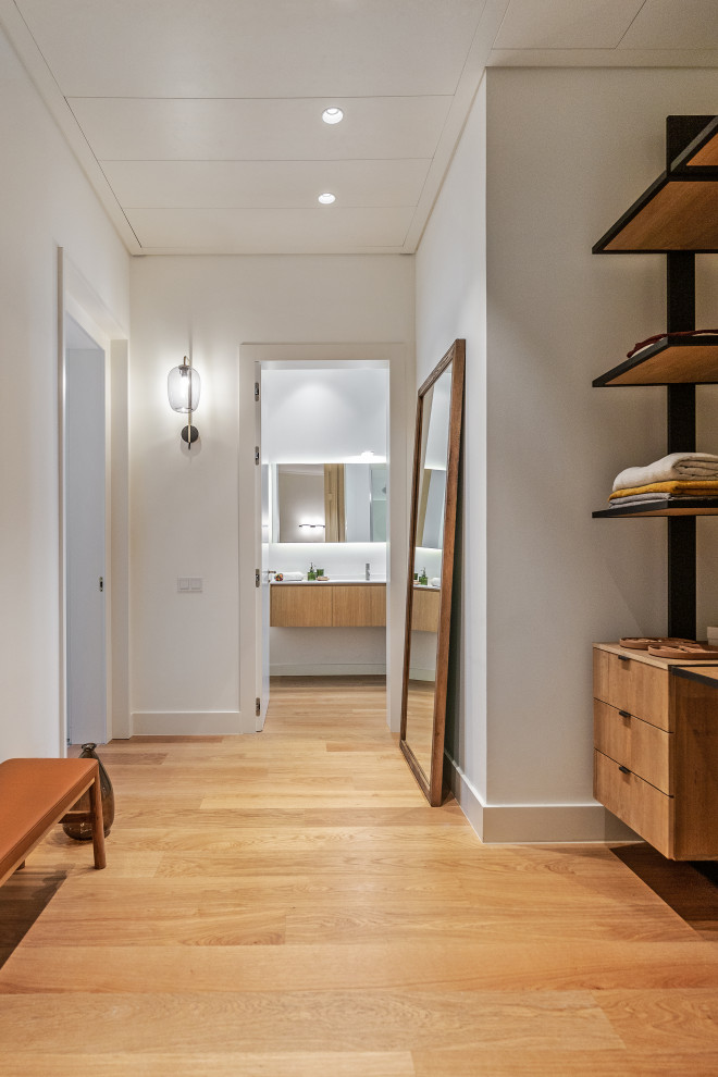 This is an example of a contemporary storage and wardrobe in Barcelona.
