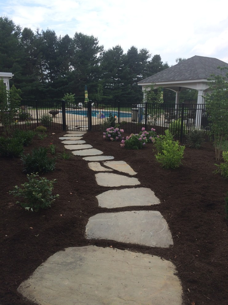Photo of a large transitional full sun backyard mulch garden path.