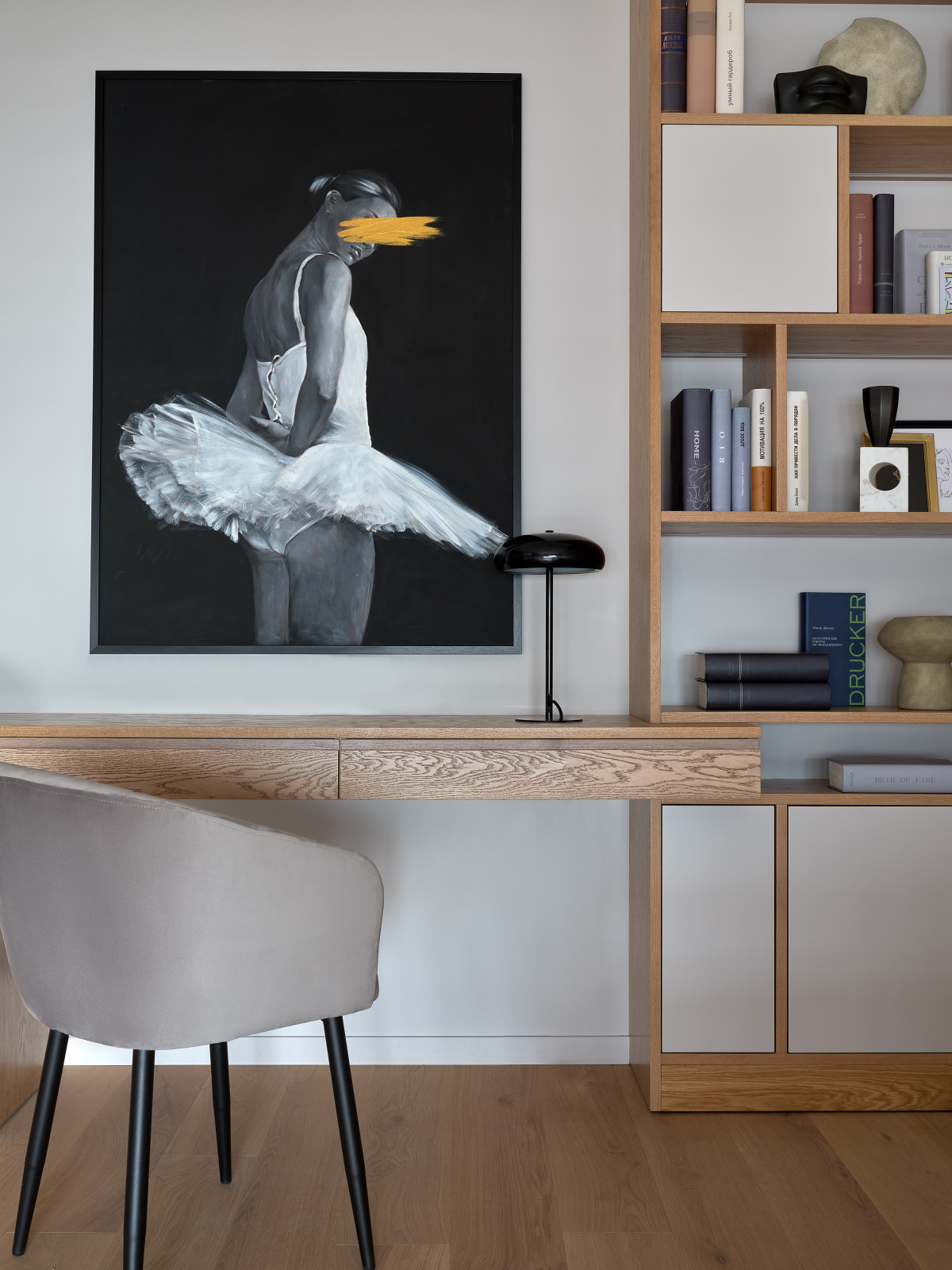 Монохром с деревянными акцентами.Дизайн Анастасия Волчкова.Публикация Elle Decor