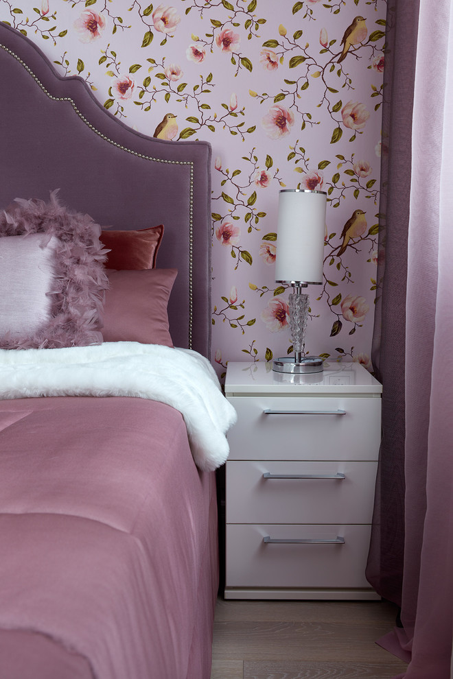 Черно-белая квартира с цветочной спальней