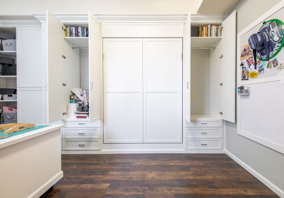 Idee per una stanza da lavoro american style di medie dimensioni con pareti bianche, parquet scuro, scrivania incassata e pavimento marrone