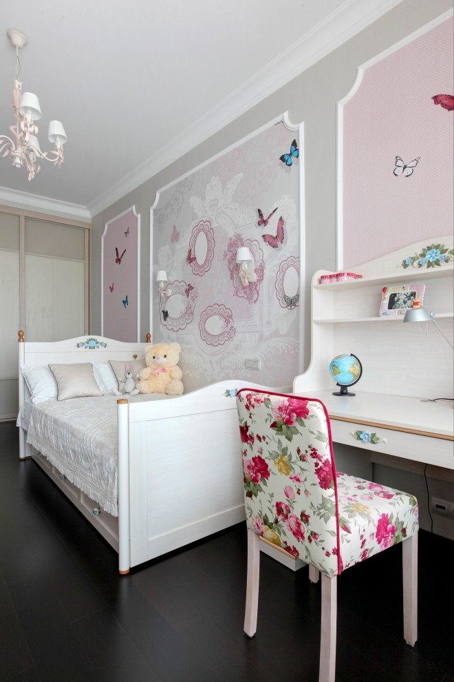 Mittelgroßes Klassisches Mädchenzimmer mit Schlafplatz, beiger Wandfarbe, dunklem Holzboden, schwarzem Boden, eingelassener Decke und Wandpaneelen in Moskau