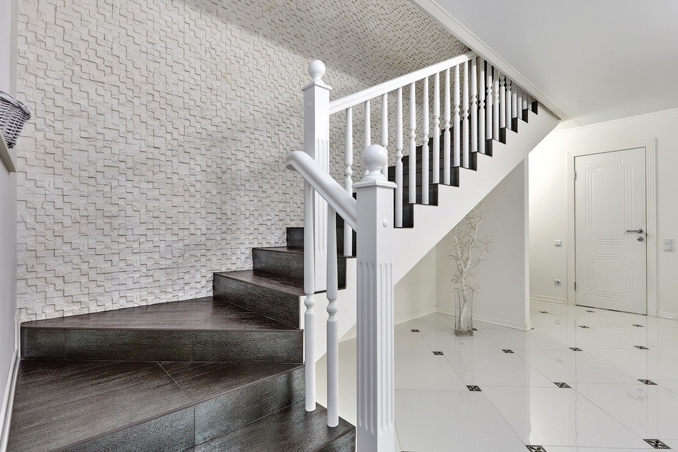 Дуплекс в трех уровнях и чёрно-белых тонах.