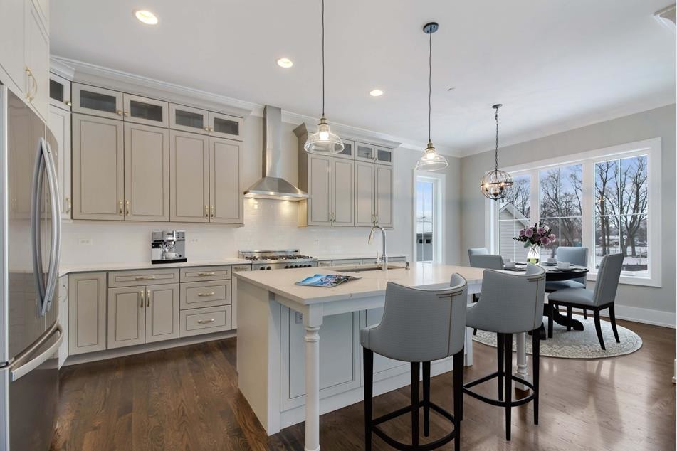 Example of a transitional kitchen design in Chicago