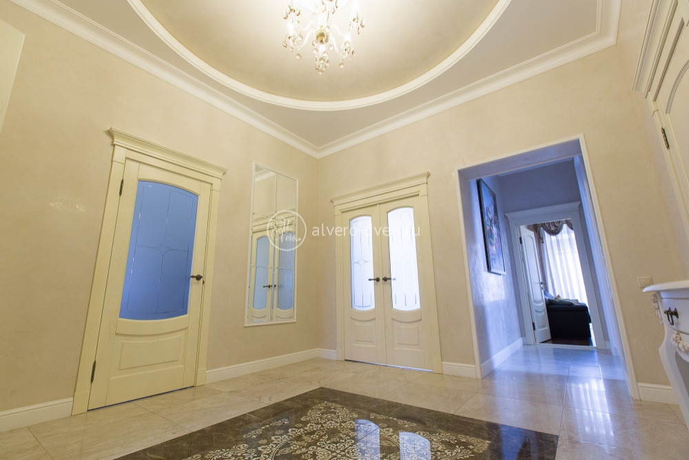 Дверь из массива дуба «Алина» из коллекции «Альверо» в интерьере В светлых тонах