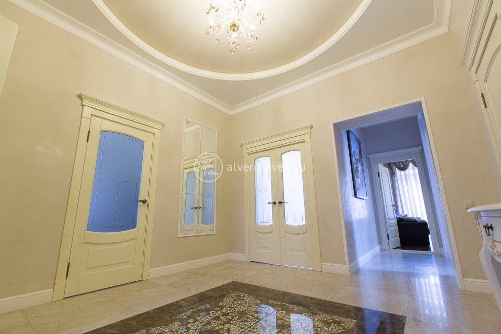 Дверь из массива дуба «Алина» из коллекции «Альверо» в интерьере В светлых тонах