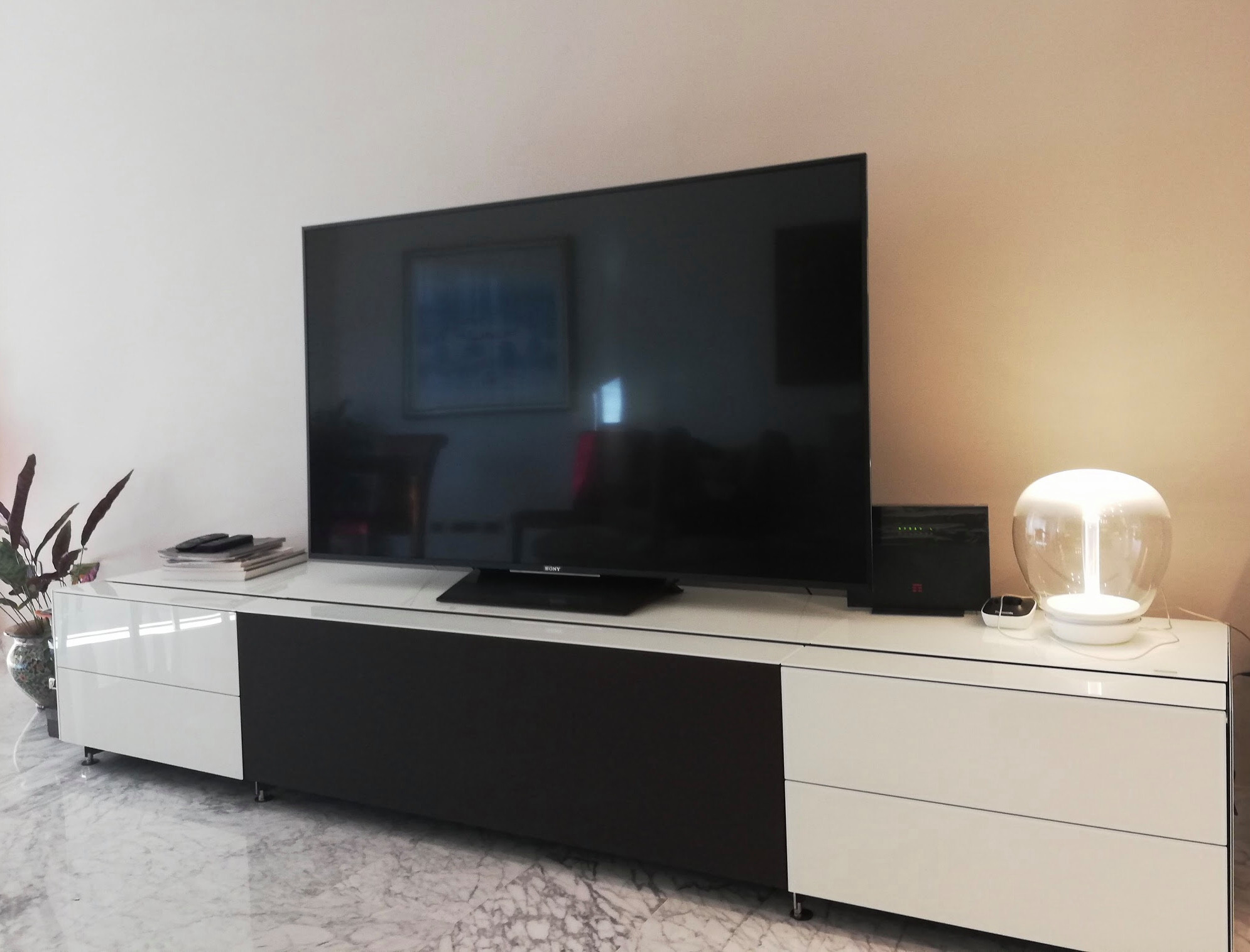 Un ampio soggiorno con angolo studio