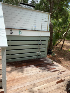 Geraumige Terrasse Mit Gartendusche Ideen Design Bilder August 2020 Houzz De