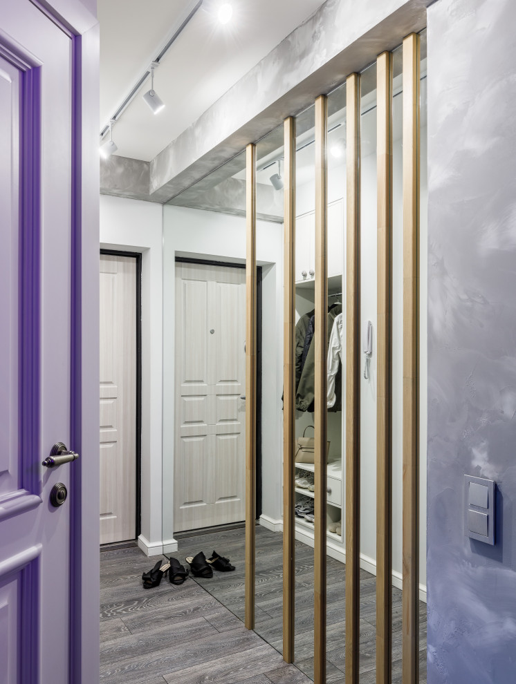 На фото: узкая прихожая среднего размера со шкафом для обуви в современном стиле с серыми стенами, темным паркетным полом, одностворчатой входной дверью, входной дверью из светлого дерева и серым полом с