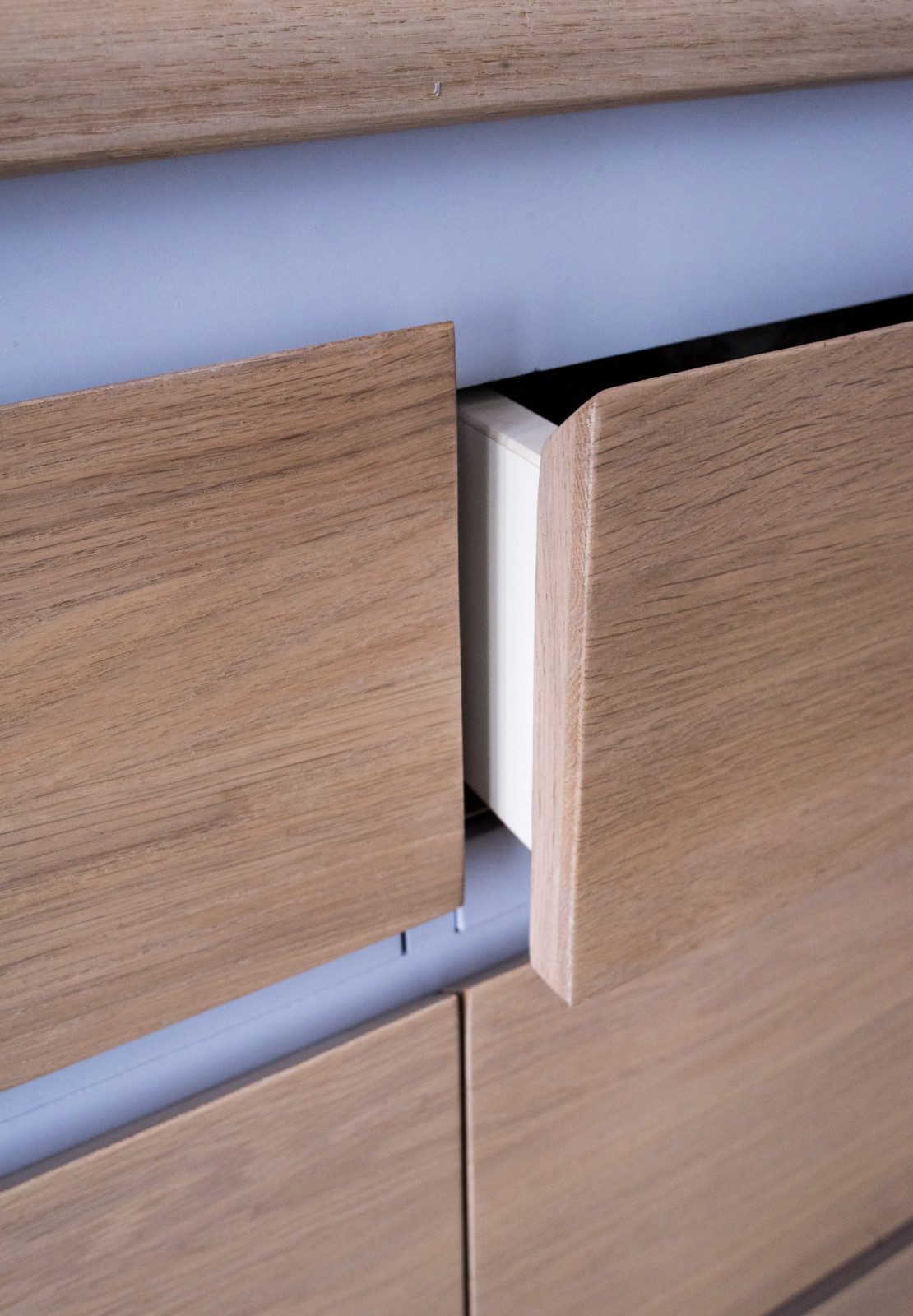 Перепланировка квартиры с радиальной фасадной стеной, авторская мозаика.