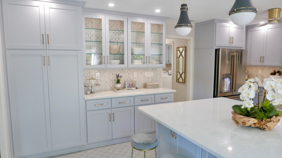 Inredning av ett klassiskt mellanstort vit vitt kök, med en rustik diskho, skåp i shakerstil, grå skåp, bänkskiva i kvarts, flerfärgad stänkskydd, stänkskydd i marmor, rostfria vitvaror, klinkergolv i keramik, en halv köksö och flerfärgat golv