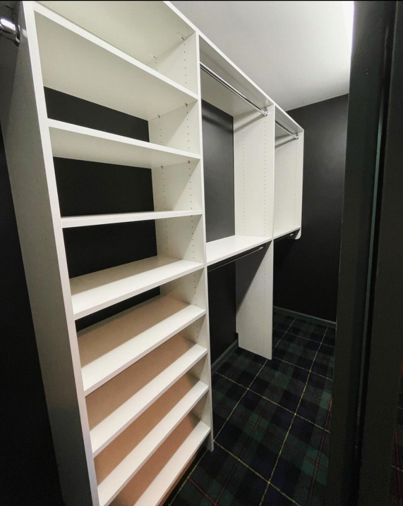 Idéer för små walk-in-closets för män, med heltäckningsmatta och flerfärgat golv