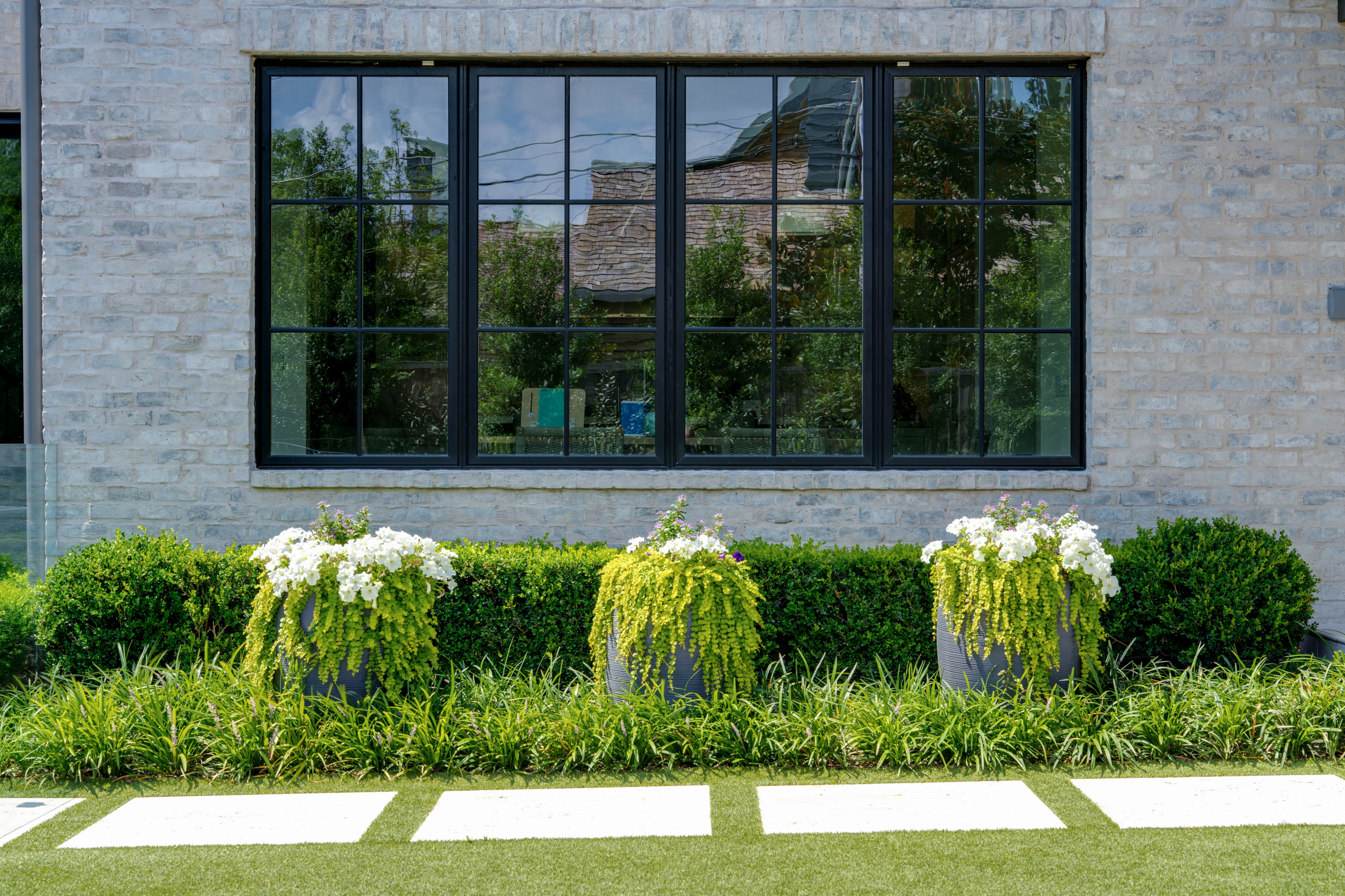 BLUFFVIEW MODERN OASIS