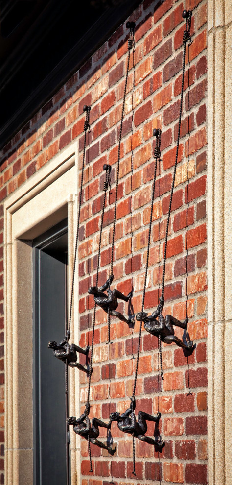 Example of a transitional home design design in Minneapolis
