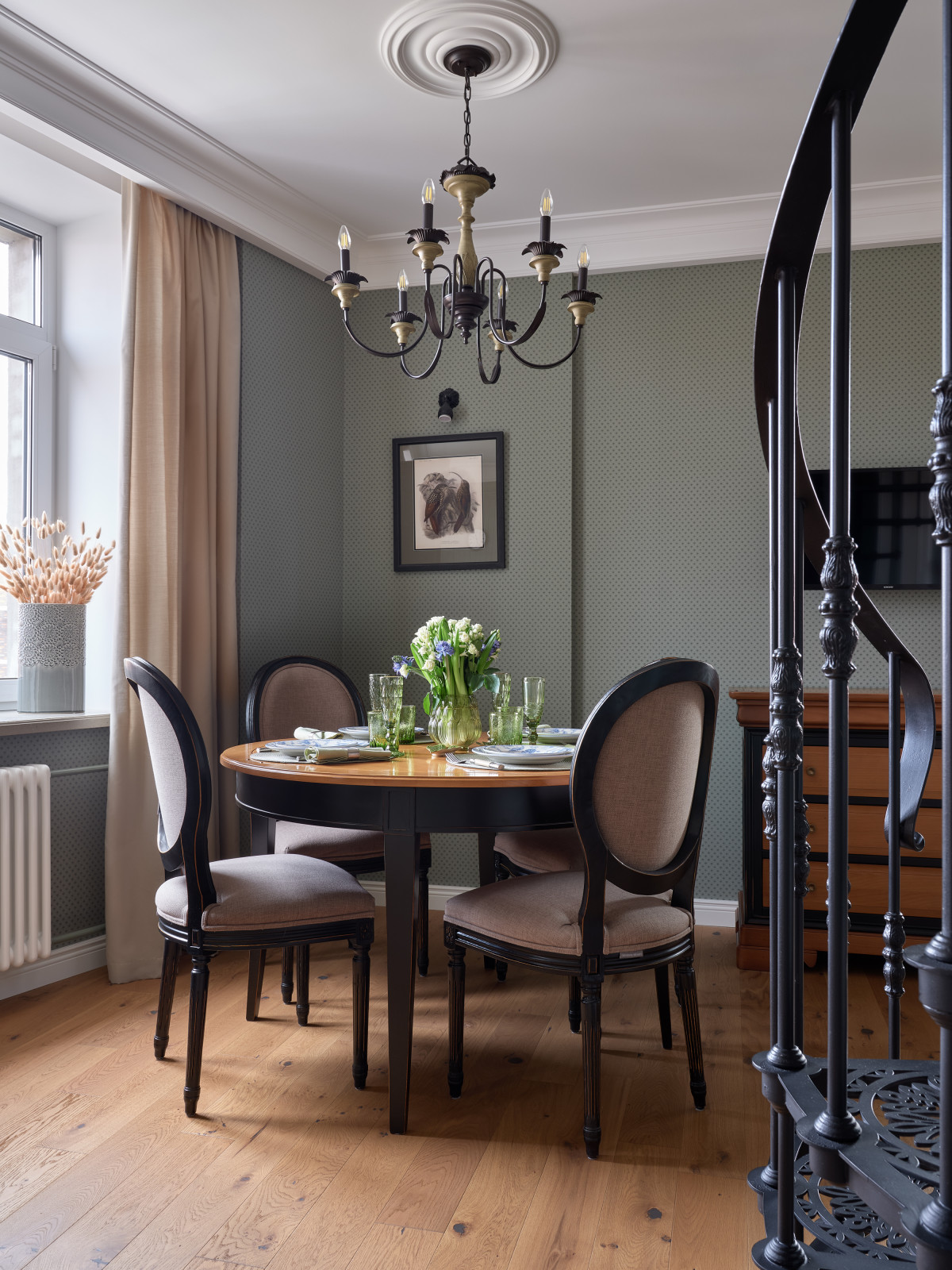 Серый элегантный