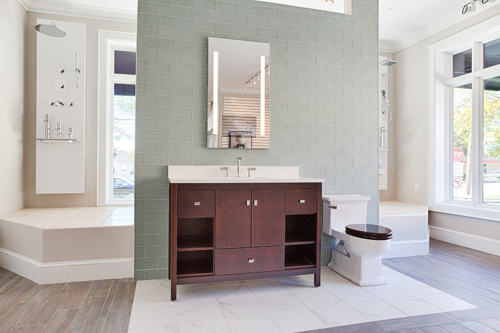 Cette photo montre une salle de bain chic de taille moyenne avec un carrelage gris et un carrelage en pâte de verre.