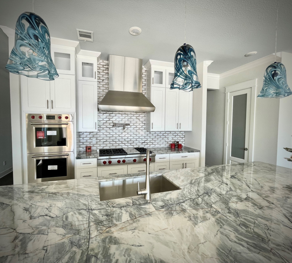 Transitional kitchen photo in Houston