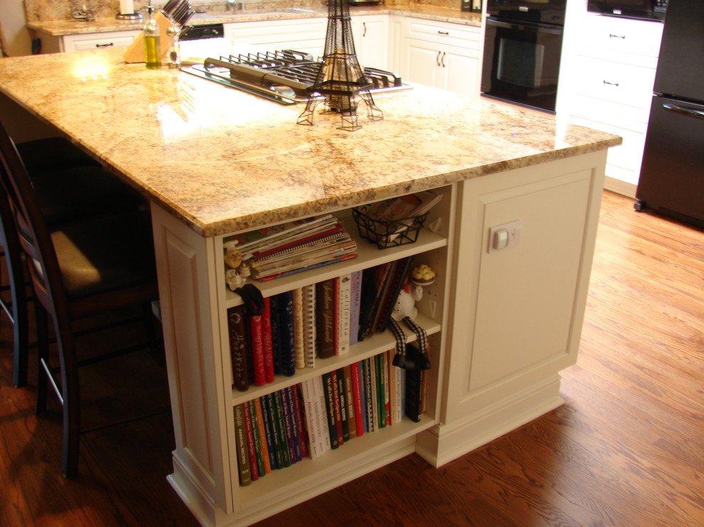 Transitional kitchen photo in Sacramento