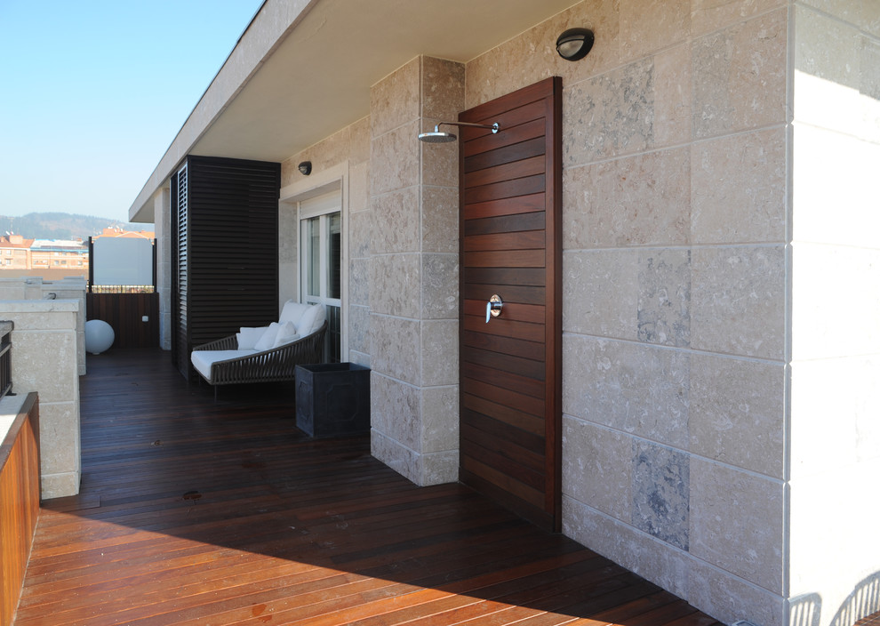 Design ideas for a transitional rooftop deck in Bilbao with an outdoor shower and no cover.