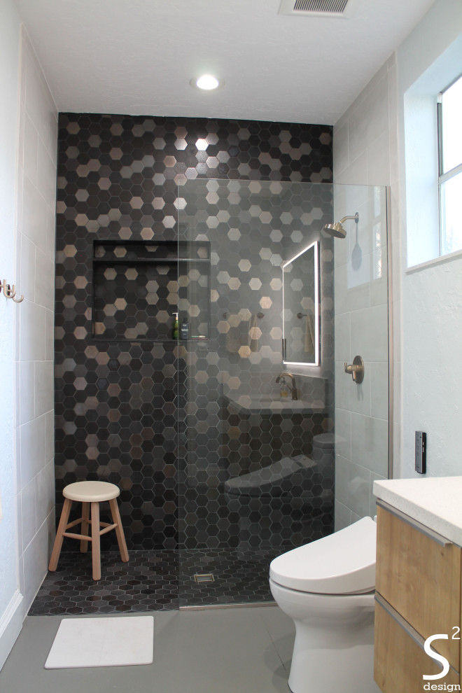 Idéer för ett mellanstort retro vit en-suite badrum, med släta luckor, skåp i ljust trä, en kantlös dusch, en bidé, grå kakel, porslinskakel, grå väggar, betonggolv, ett undermonterad handfat, bänkskiva i kvarts, grått golv och med dusch som är öppen
