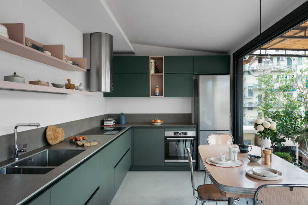 Idéer för att renovera ett skandinaviskt grå grått kök, med en nedsänkt diskho, släta luckor, gröna skåp, grått stänkskydd, rostfria vitvaror och grått golv