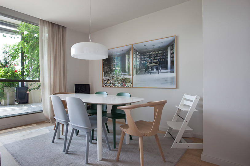 Foto de comedor nórdico de tamaño medio abierto sin chimenea con paredes beige y suelo de madera en tonos medios