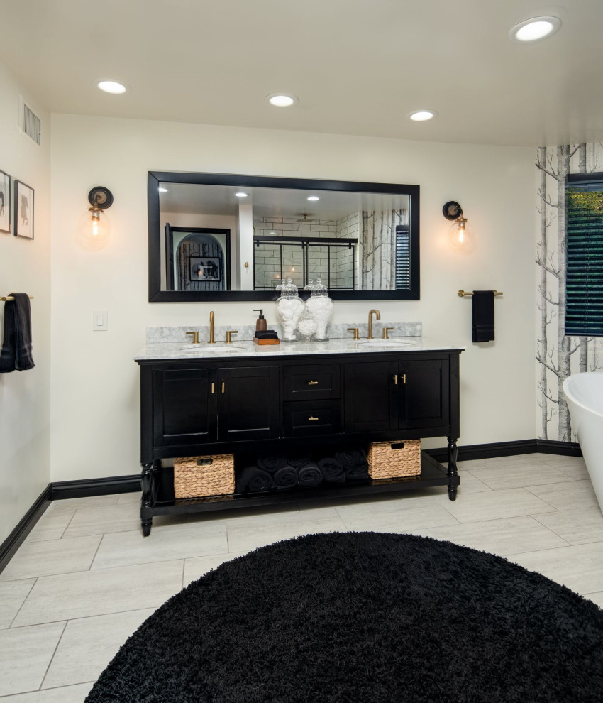 Inspiration för ett stort lantligt vit vitt en-suite badrum, med luckor med infälld panel, skåp i mörkt trä, ett fristående badkar, en kantlös dusch, vit kakel, klinkergolv i porslin, ett undermonterad handfat, marmorbänkskiva, grått golv och dusch med skjutdörr