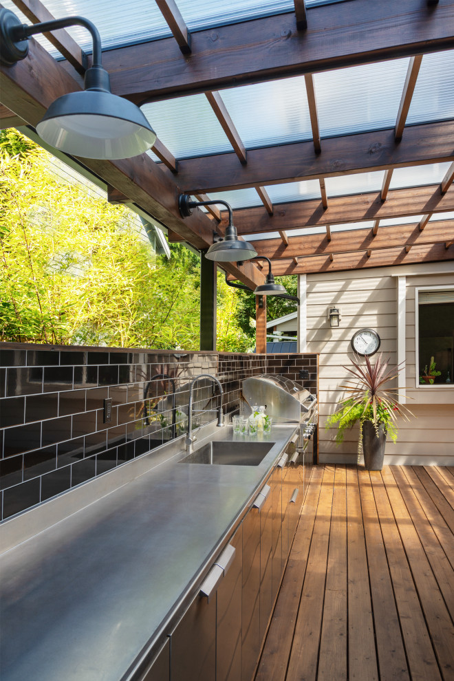 Ejemplo de terraza planta baja contemporánea de tamaño medio en patio trasero con cocina exterior y pérgola