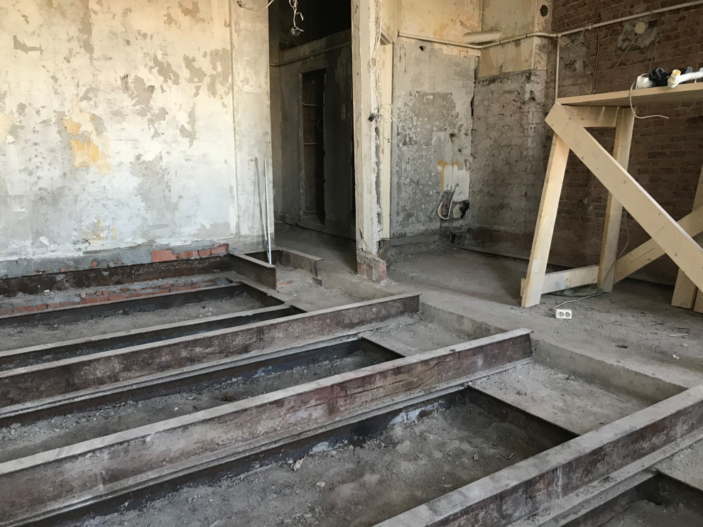 Зона кухни после демонтажа