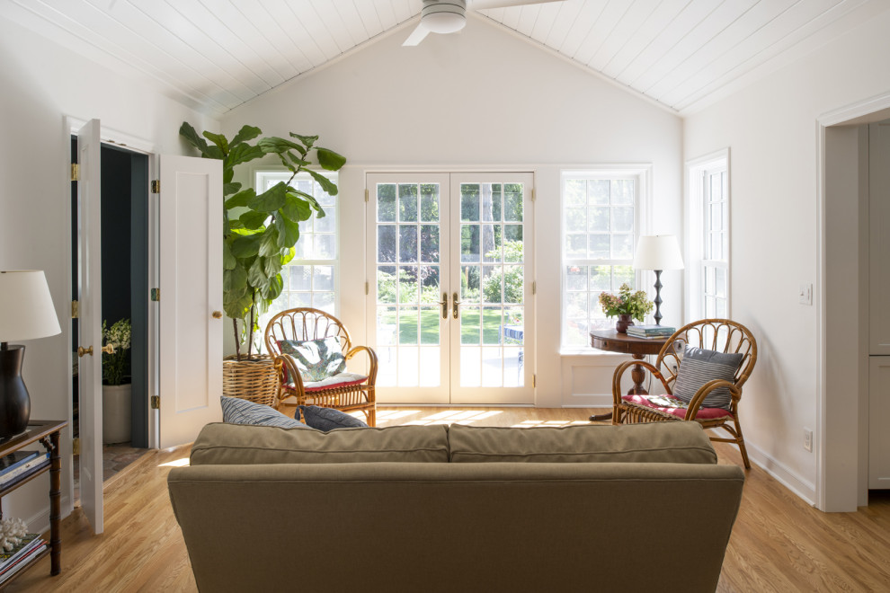 Esempio di un soggiorno chic di medie dimensioni con pareti bianche, pavimento in legno massello medio e pavimento marrone