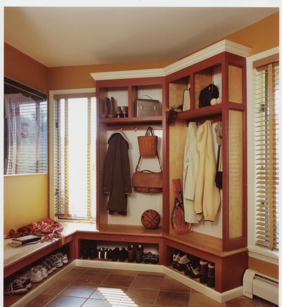 Inspiration for a contemporary mudroom in Bridgeport.