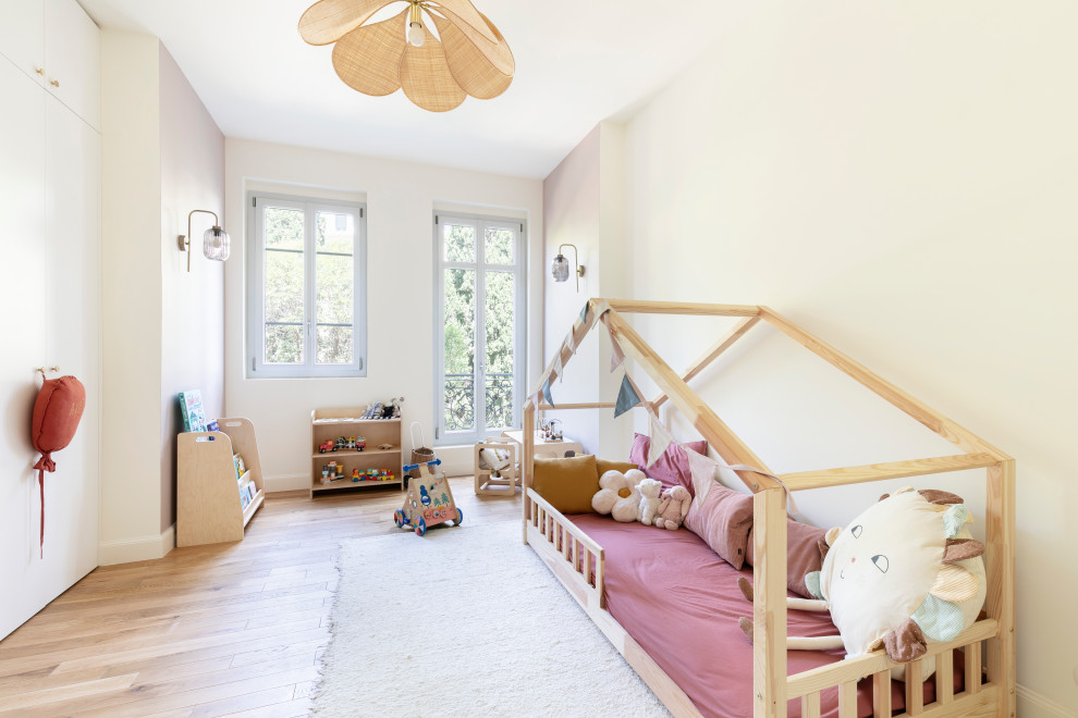 Idee per una grande cameretta per bambini da 1 a 3 anni chic con pareti rosa, parquet chiaro e pavimento marrone