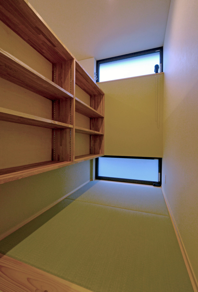Idee per un ufficio etnico di medie dimensioni con pareti bianche, pavimento in tatami, soffitto in carta da parati e carta da parati