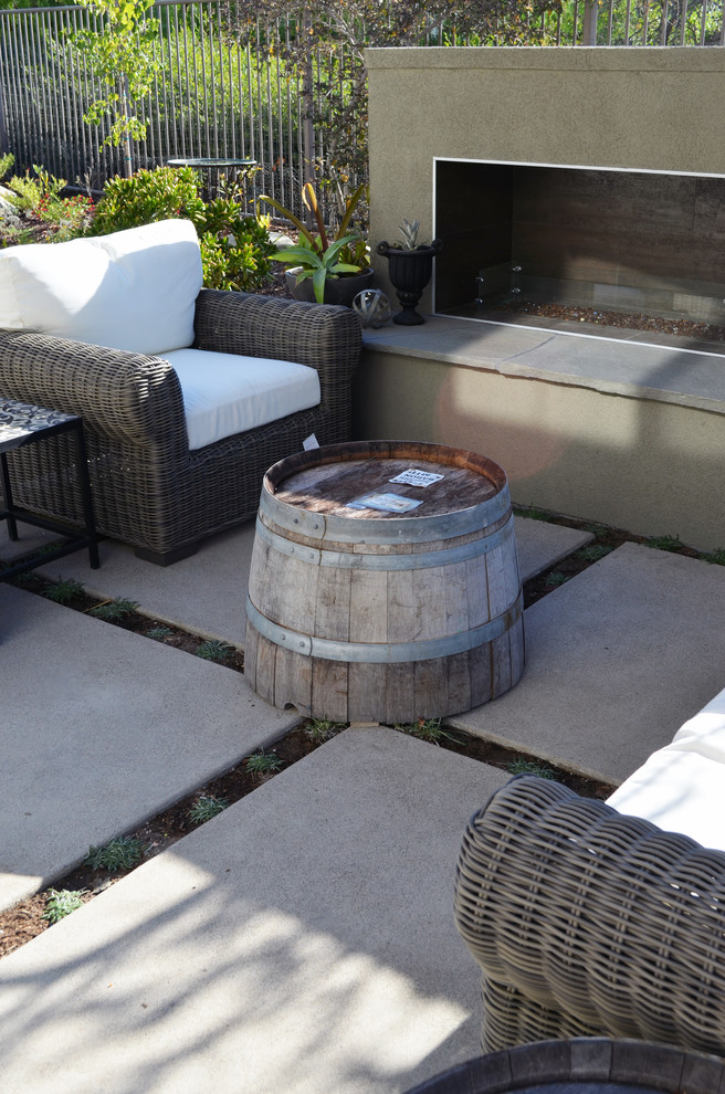Small contemporary backyard patio in Orange County.