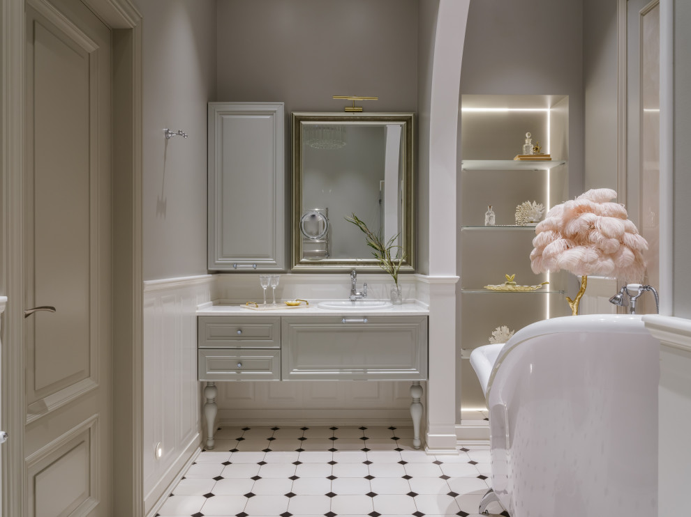 Idéer för mellanstora vintage beige en-suite badrum, med luckor med infälld panel, beige skåp, ett badkar med tassar, våtrum, en bidé, beige kakel, keramikplattor, beige väggar, klinkergolv i keramik, ett piedestal handfat, marmorbänkskiva, vitt golv och dusch med gångjärnsdörr