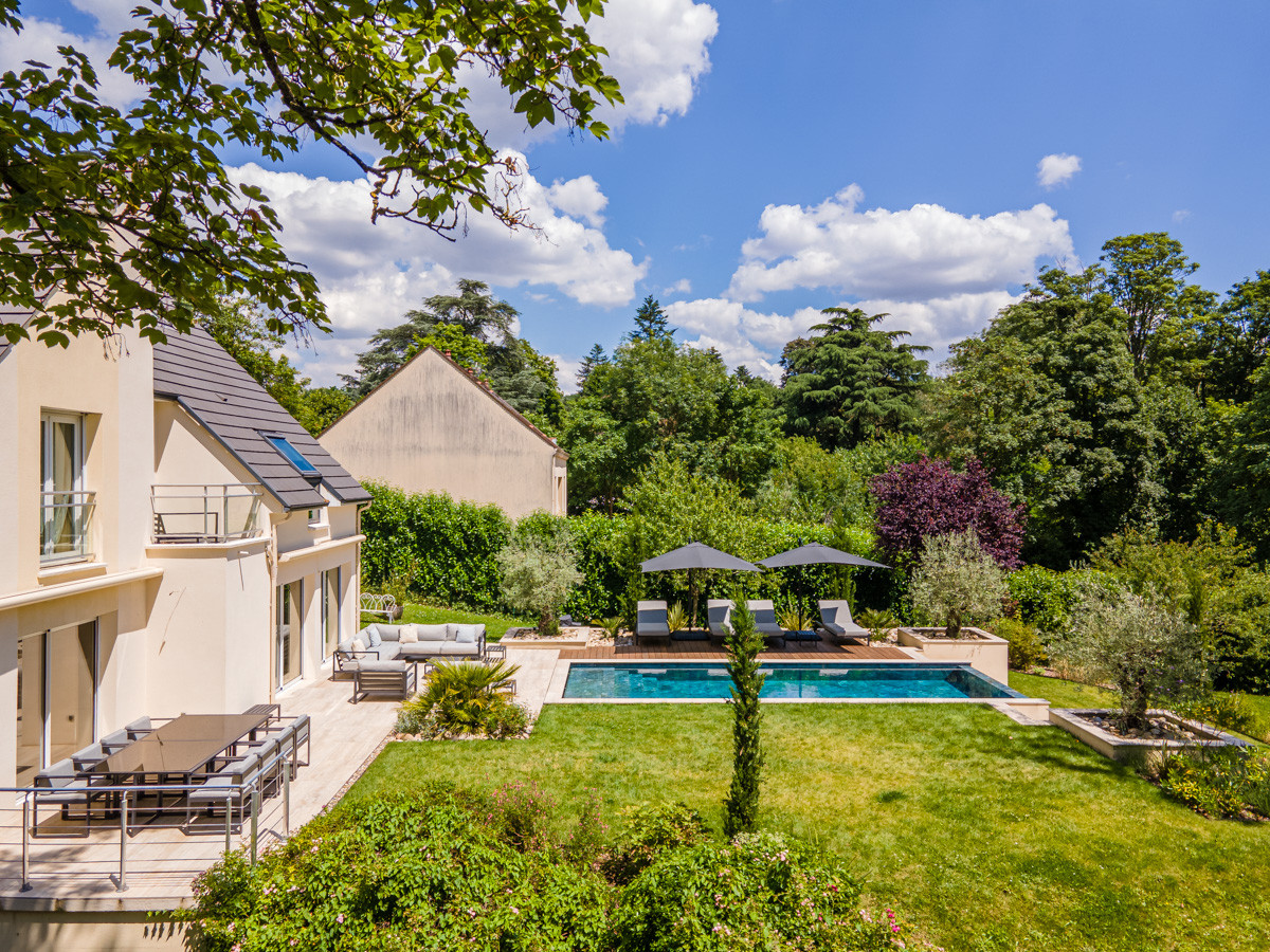 Création d'un grand jardin avec piscine