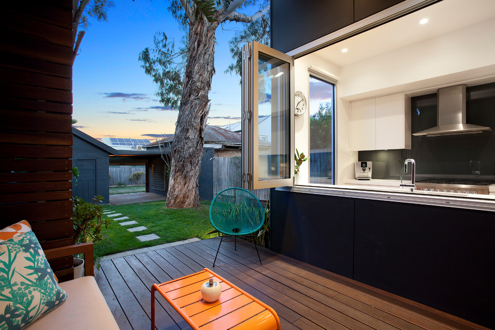 Inspiration for a contemporary backyard deck in Sydney.