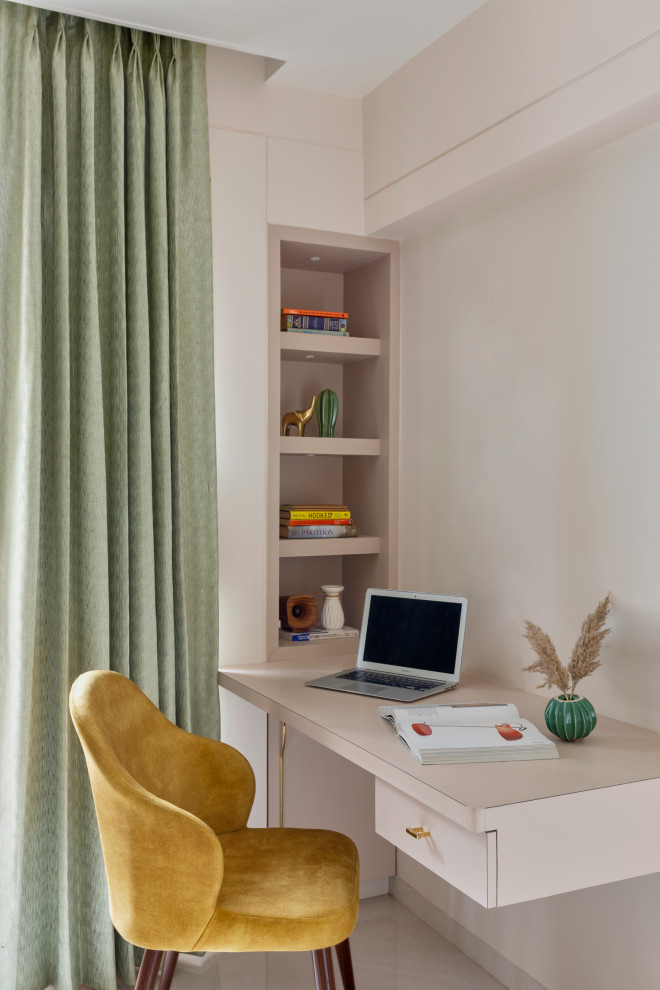 Example of a trendy home office design in Pune