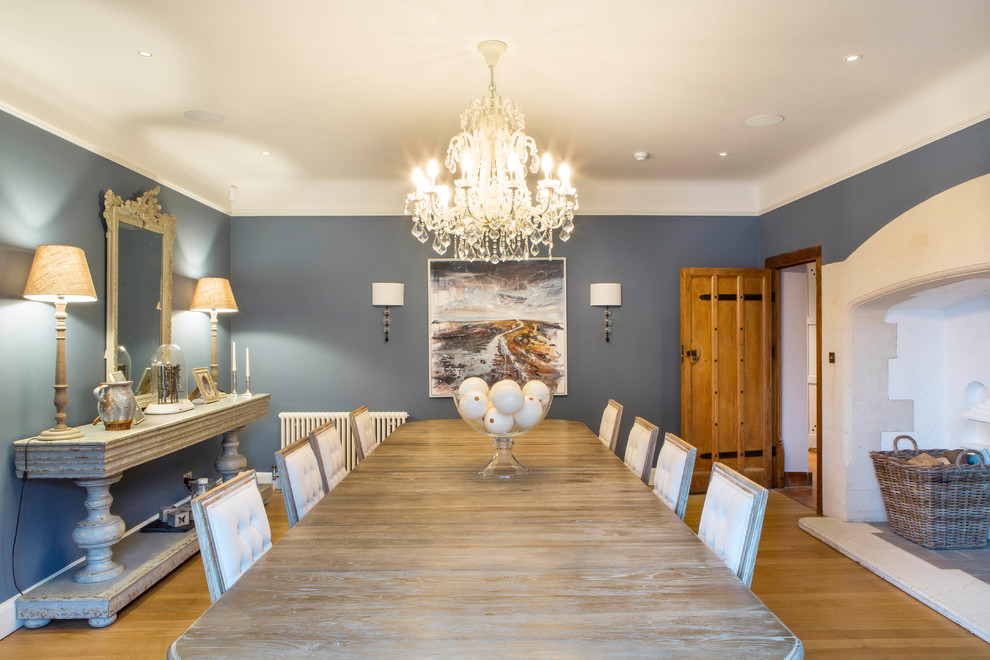 Design ideas for an arts and crafts dining room in Oxfordshire.