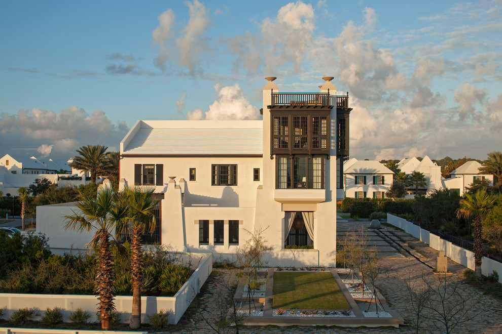 Exemple d'une grande façade de maison blanche tendance à deux étages et plus.