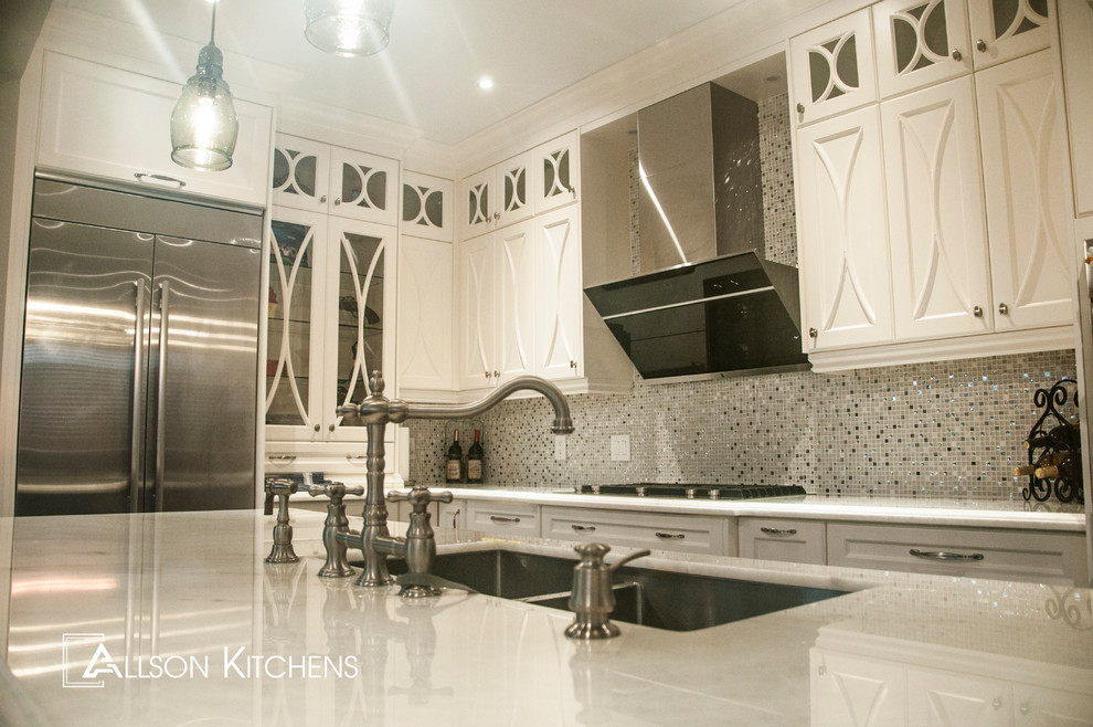 Kitchen - transitional kitchen idea in Toronto