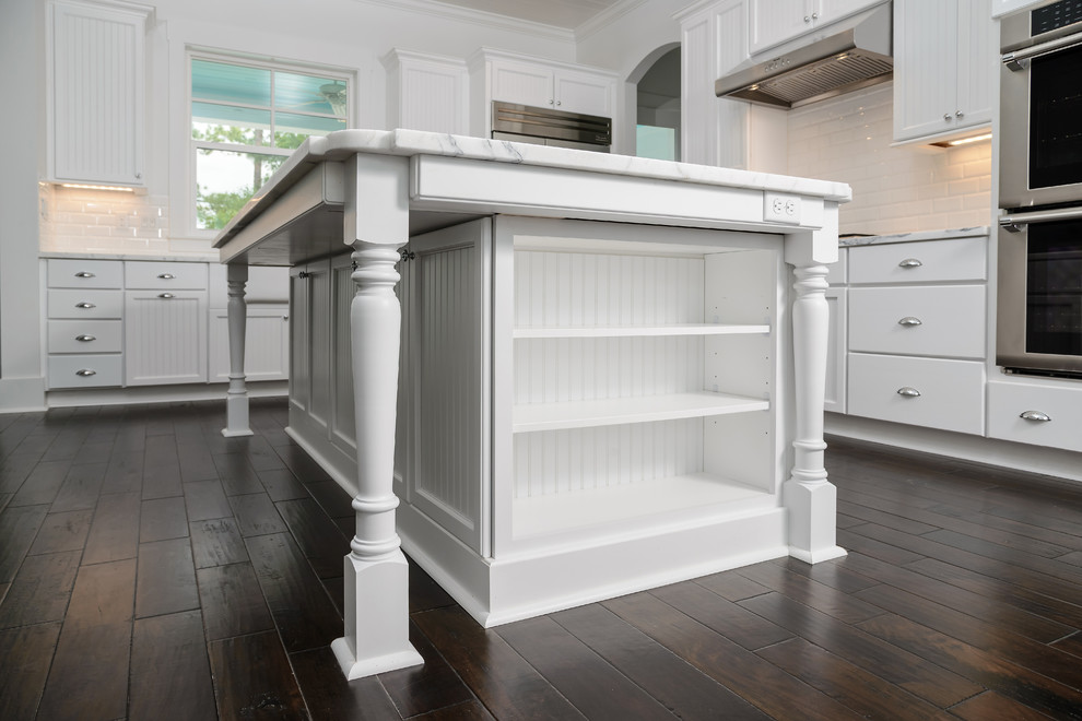 This is an example of a beach style kitchen in Jacksonville.