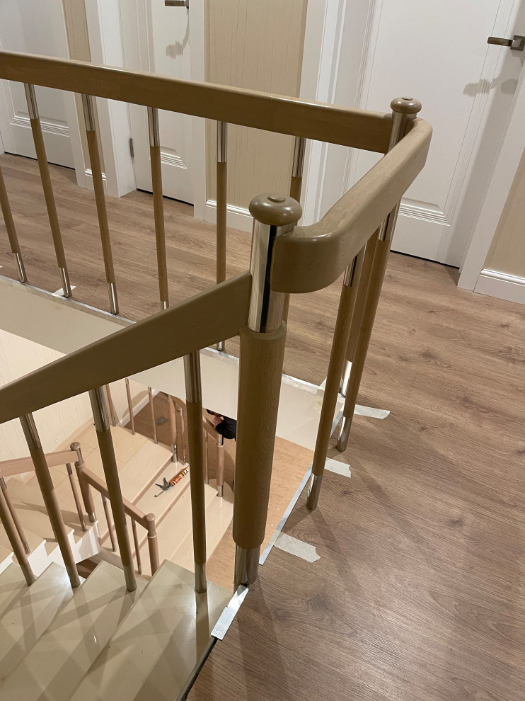 Источник вдохновения для домашнего уюта: п-образная лестница среднего размера в стиле модернизм с ступенями из плитки, подступенками из плитки, деревянными перилами и обоями на стенах